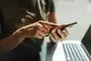 Frauenhände halten ein modernes Smartphone